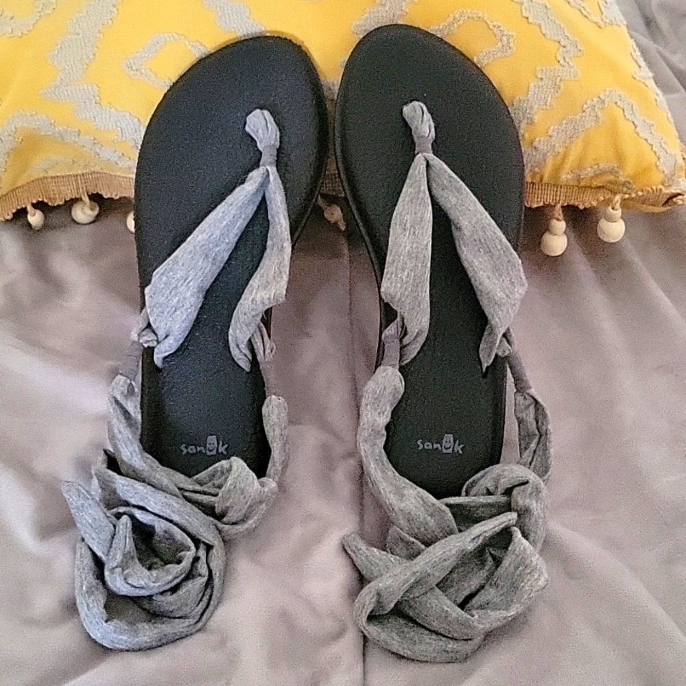 Womens Sanuk flip-flop sandals. Size 9 never worn